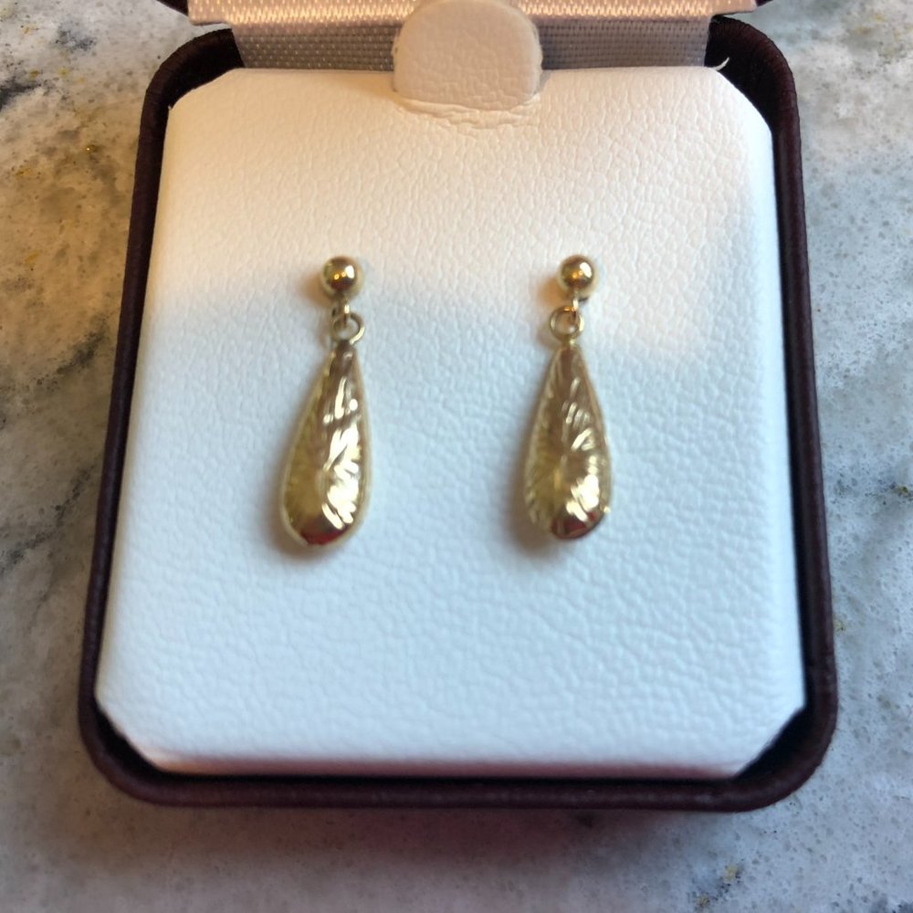 14 karat yellow gold dangling earrings